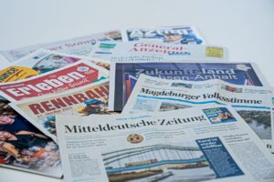 Printprodukte der Mediengruppe Mitteldeutschland auf einem Tisch liegend