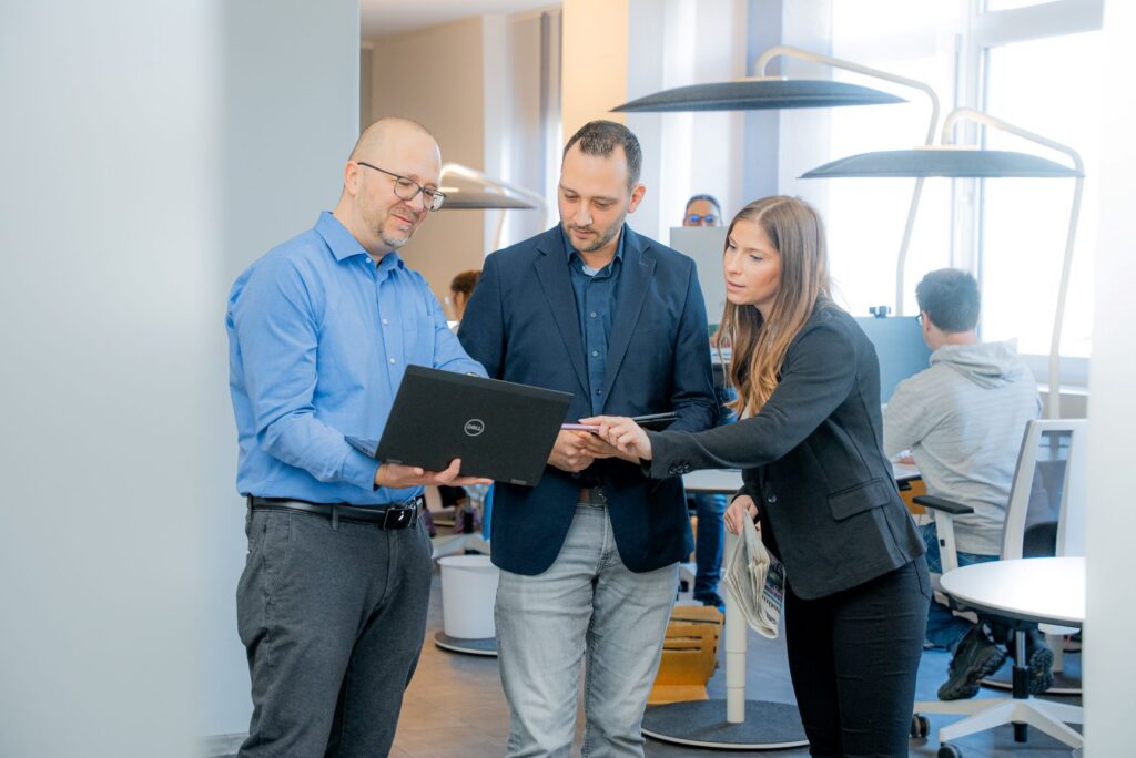 3 Personen im Büro die etwas besprechen