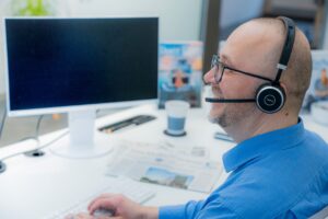 Mitarbeiter mit Headset bei persönlichen Beratung
