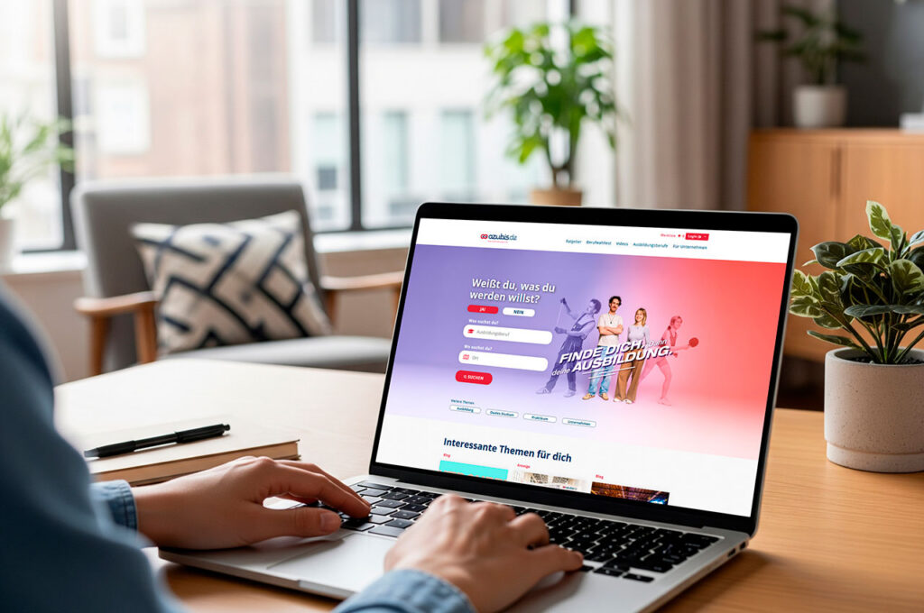 Eine Person arbeitet an einem Laptop in einem modernen Büro. Auf dem Bildschirm ist eine Website zur Suche nach Ausbildungsplätzen und Berufsorientierung geöffnet. Im Hintergrund sind Sitzmöbel, Pflanzen und große Fenster zu sehen. ©Mockup AdobeStock, Inhalt Mediengruppe Mitteldeutschland