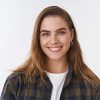 Professionelles Porträt einer Person mit langen braunen Haaren in kariertem Hemd und weißem T-Shirt vor neutralem Hintergrund. Das Bild vermittelt einen authentischen und modernen Eindruck. ©AdobeStock